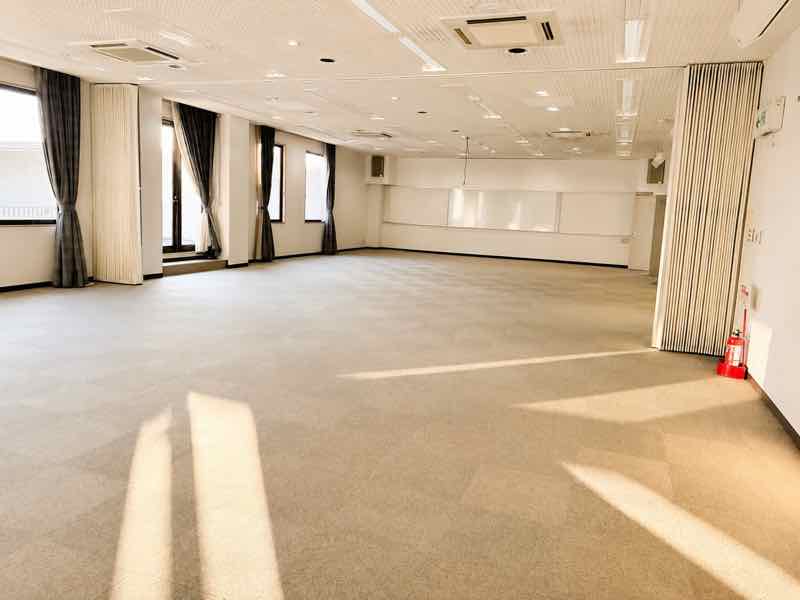 自然光が差し込む、広々とした明るい大ホール