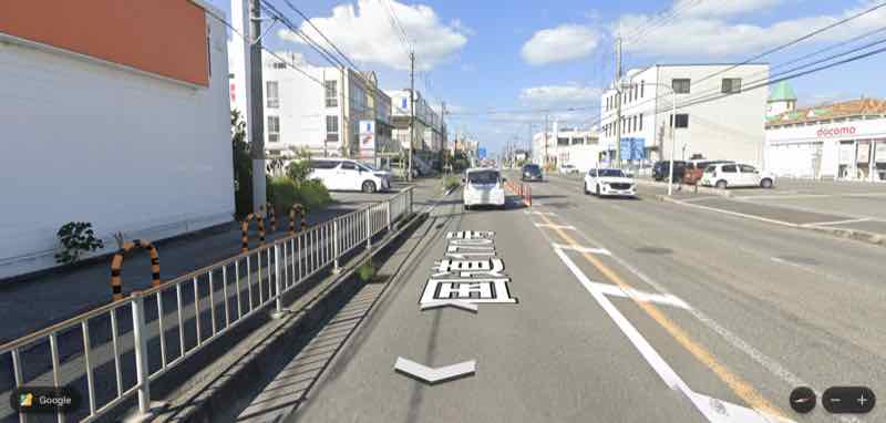 携帯電話ショップや生活サービスが揃う幹線道路