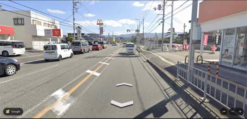 飲食店や携帯電話ショップがある幹線道路