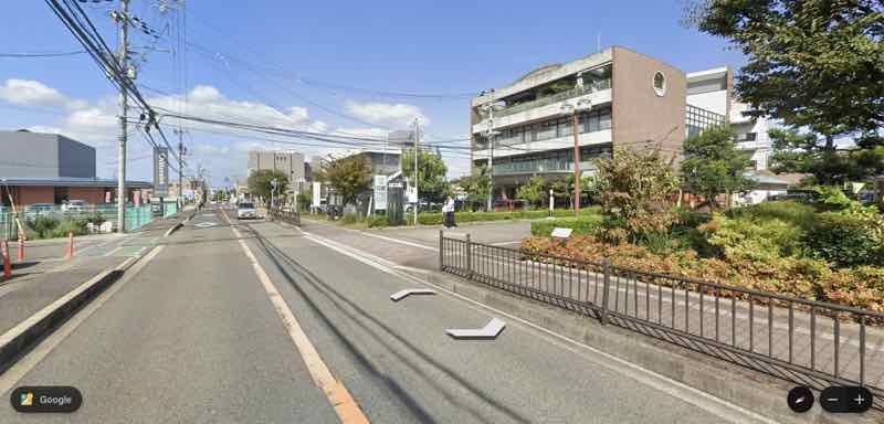 公共施設と緑が整備された周辺道路