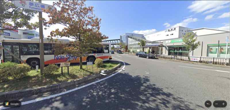 バス停と駅、金融機関が集まる駅前