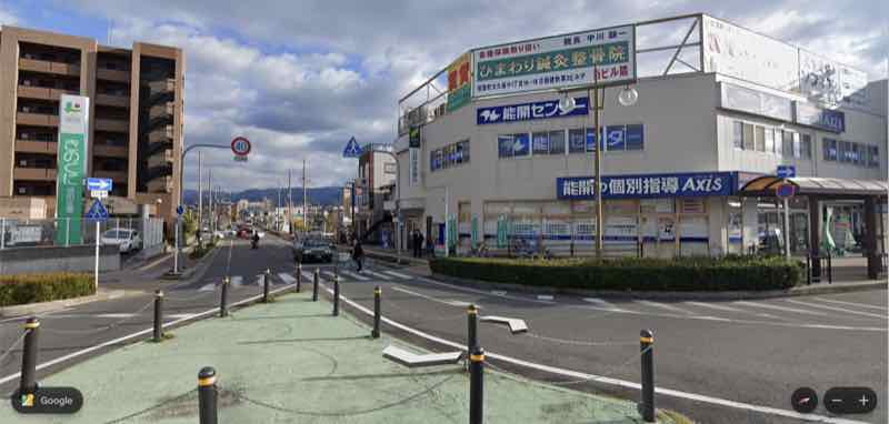 金融機関や学習施設のある駅前通り
