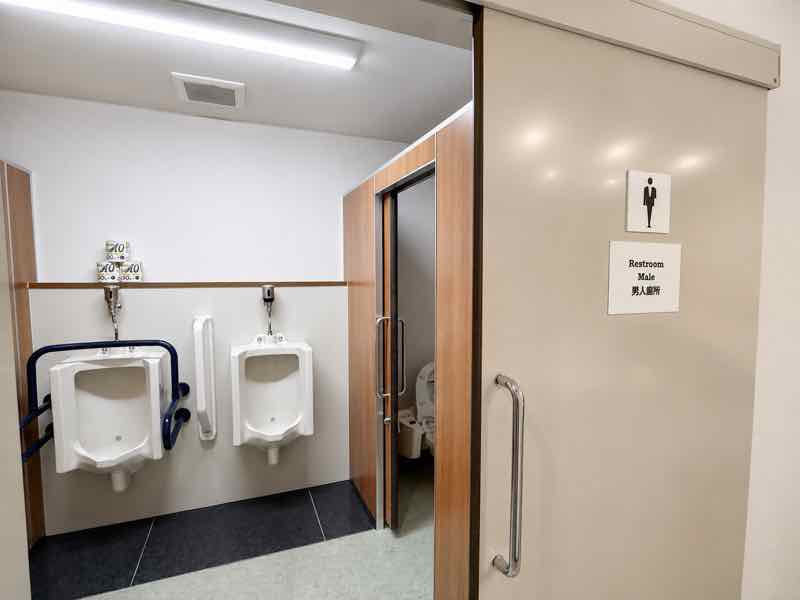 手すりを備えた男性用トイレの衛生設備