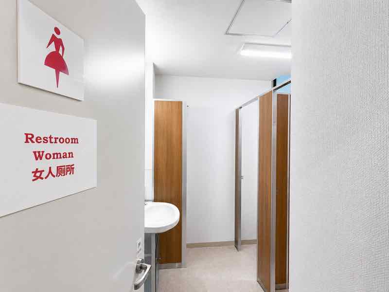 個室と洗面台を備えた女性用トイレの衛生設備